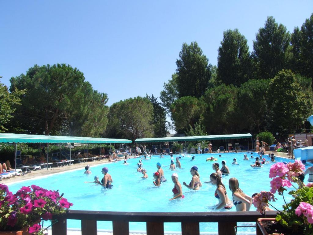 易达捷村露营地 SantʼArcangelo 外观 照片