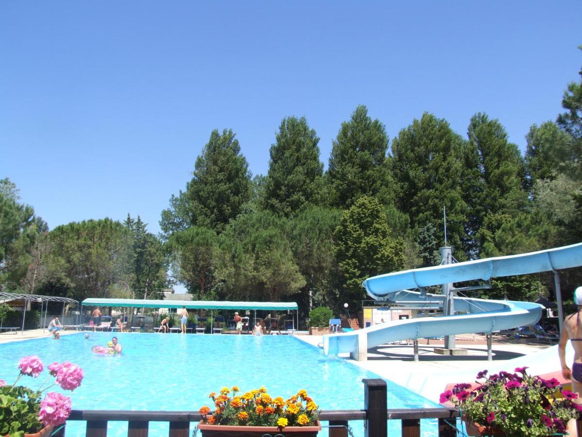 易达捷村露营地 SantʼArcangelo 外观 照片